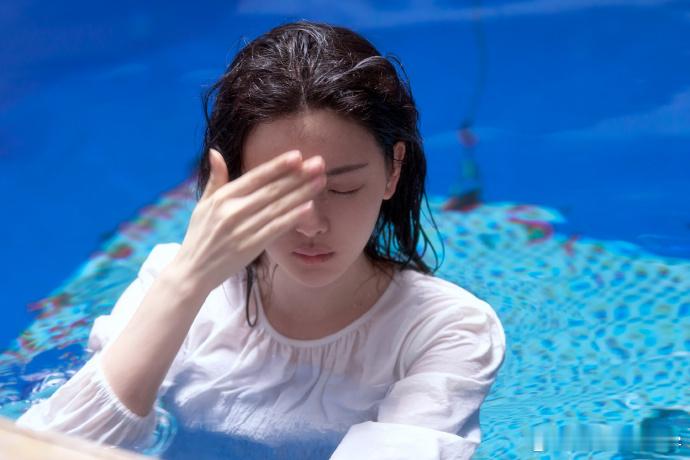 #杨超越清水出芙蓉##杨超越美人出水#看到杨超越这一幕美人出水照片，我简直想到了