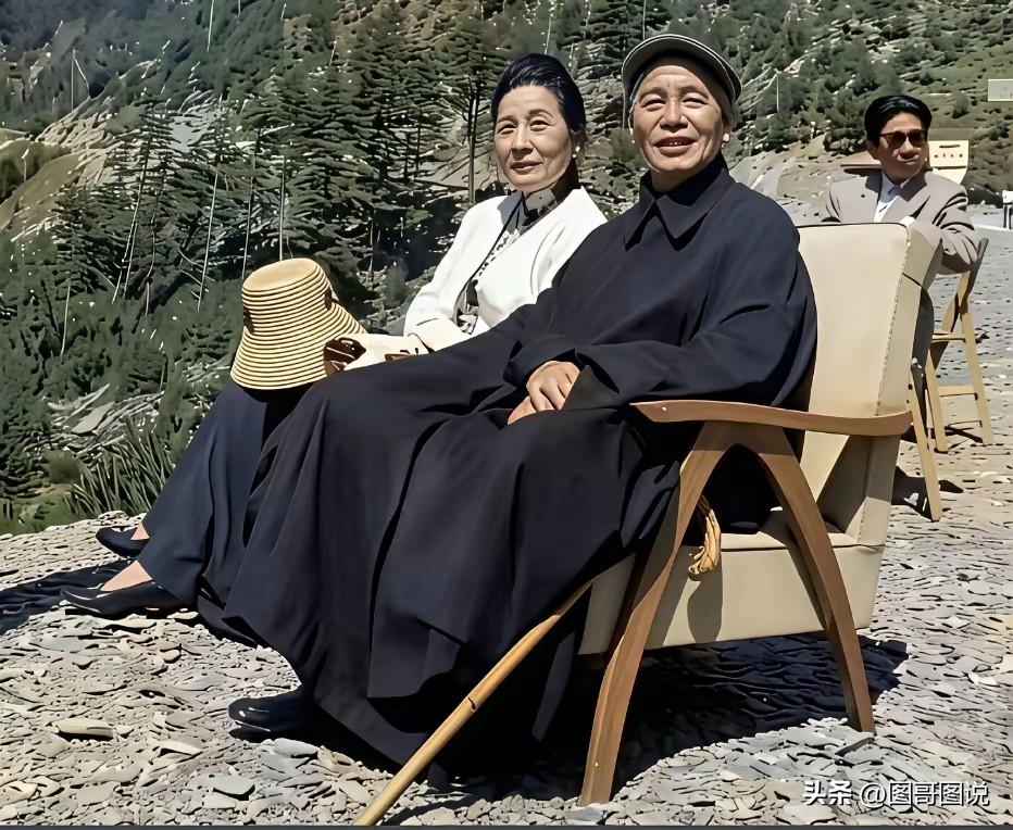 如果不仔细看，绝对不会想到她是一名女儿身。
照片中，坐在老蒋和宋美龄夫妇身后的并