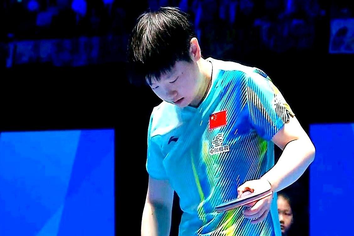 第六局刚打到4比1，解说侯英超直接摇头：晚了，比赛已经结束了。
 
镜头切给蒯曼