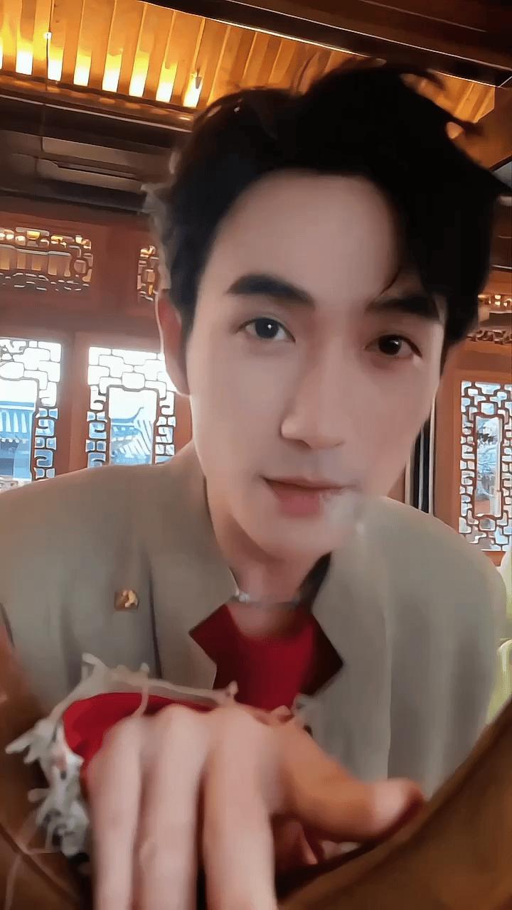 早上好ﾉ☀喵咪突然凑近跟我打招呼诶🥰🥰朱一龙[超话] ​​​