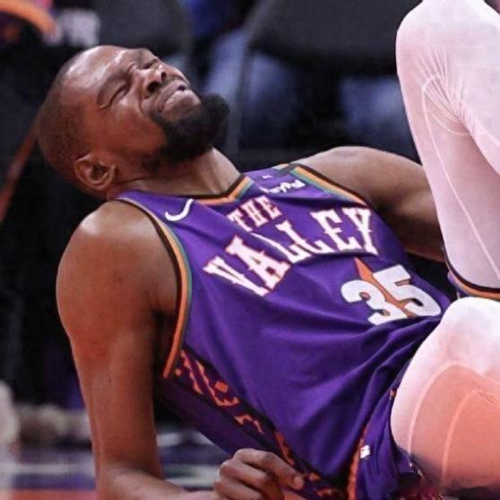 《杜兰特35岁膝盖在哭还扛中锋，是太阳大个跑不动没得选，沃格尔让他顶五号位暴露球