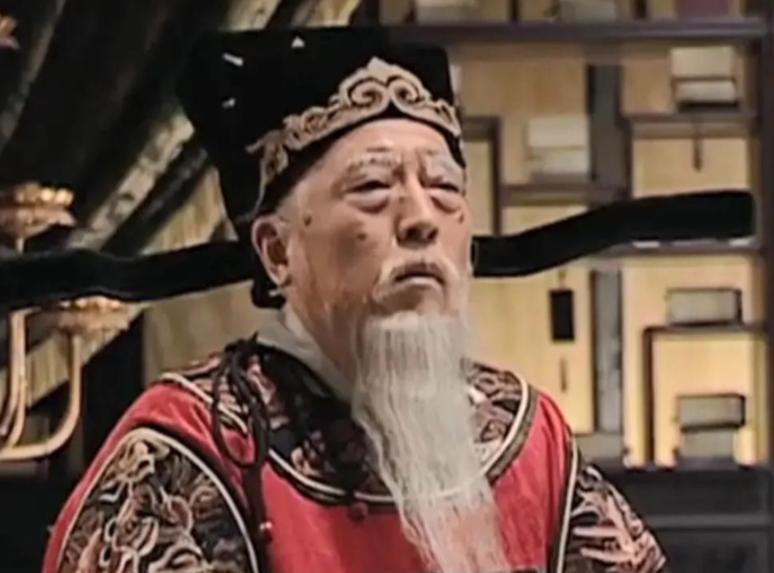 1565年，85岁的严嵩被抄家，儿子严世蕃被处斩。严嵩跪在徐阶面前哀求：“能否留