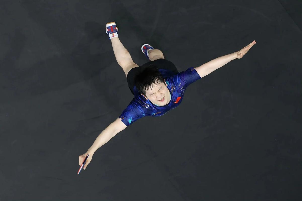 樊振东用巧克力球拍打球  打完球，就可以吃了。  