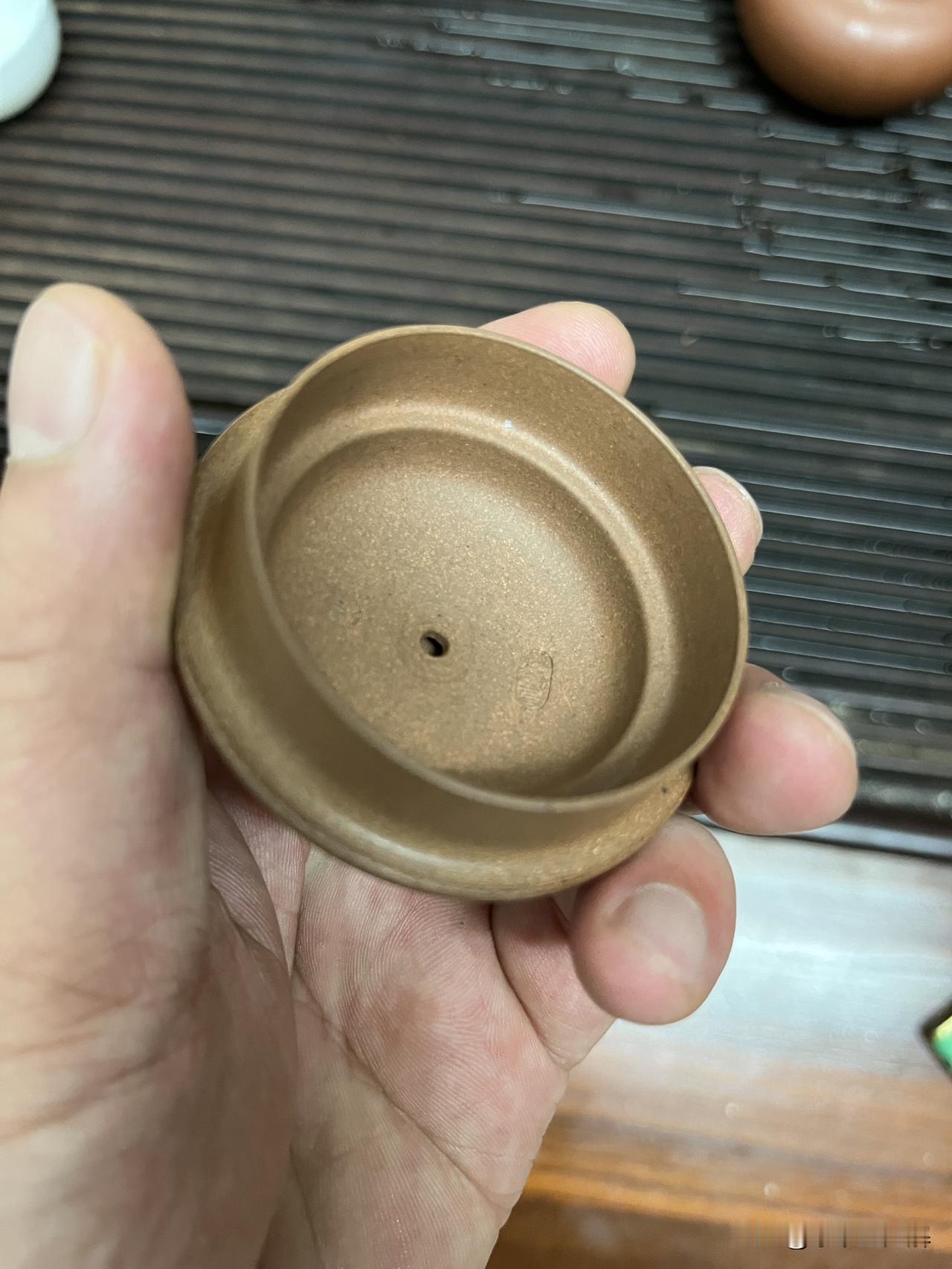 单层盖就是半手工？老师傅揭秘盖子里的猫腻
关于如何辨别紫砂壶是全手工还是半手工，