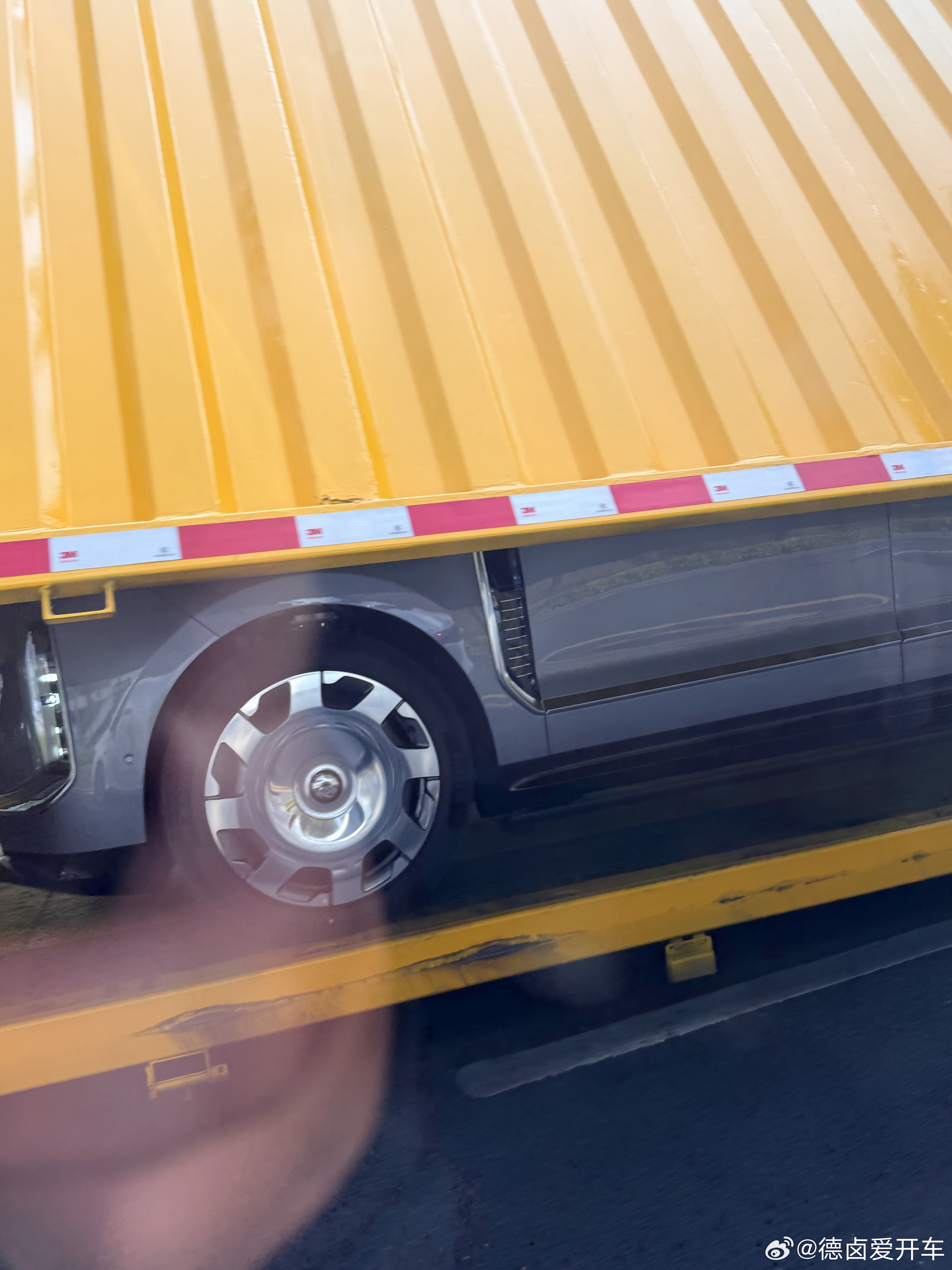 网友管这叫「九五至尊」，设计师也是这么想的吗？蔚来ES9