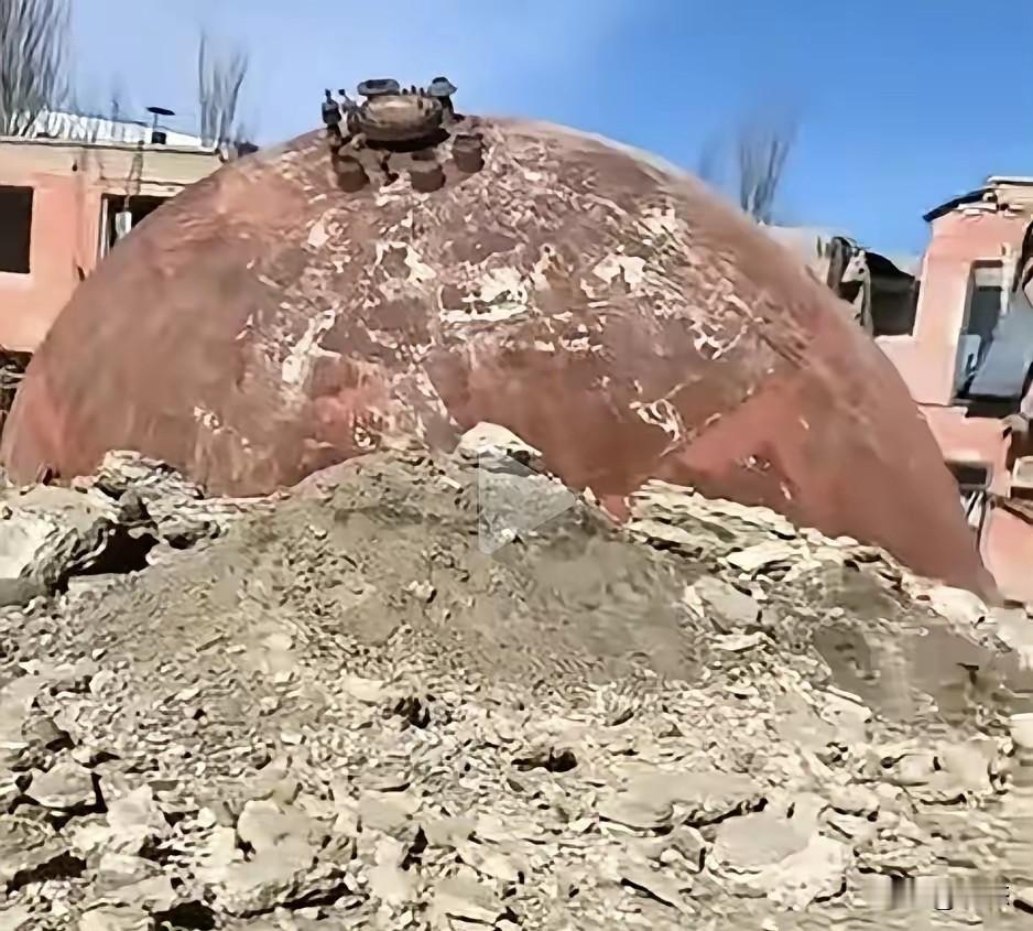 太吓人了，包钢爆炸一个圆圆的大家伙掉落在一个收废品的地方 ，还好没有砸到人，不知