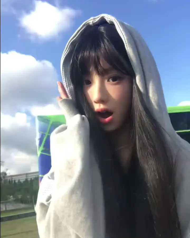 我是一个频繁流泪的人但也不妨碍我成为一个勇敢独立的小女孩.