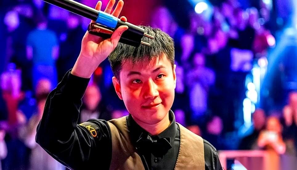 连着四局，就让对手拿了1分。
你敢信？这不是打游戏开外挂，这是斯诺克大师赛的现场