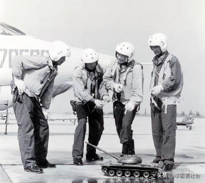 这是上世纪80年代，中国空军的“强五”战斗机飞行员正在地面机场练习如何用飞机攻击