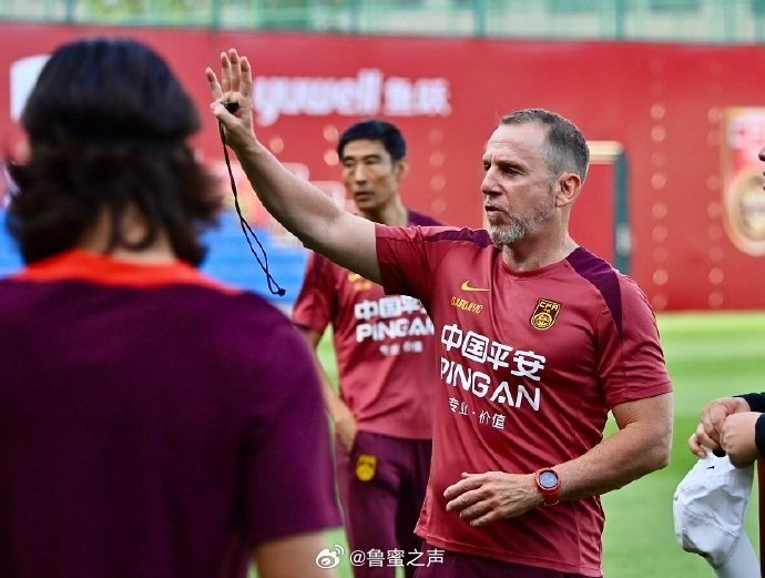 国足的训练服也打上广告了，现在的经济形势可见一斑。 ​​​