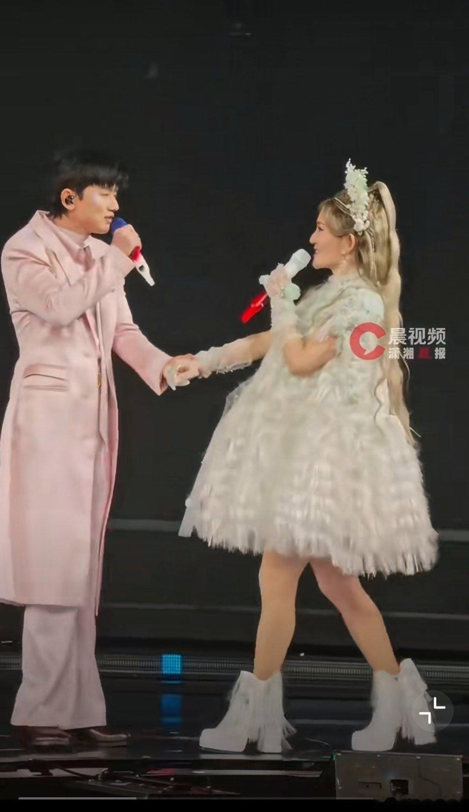谢娜演唱会庆功宴现场演唱会的造型师是谁的？银发这服装真让人一言难尽啊，比张杰老了