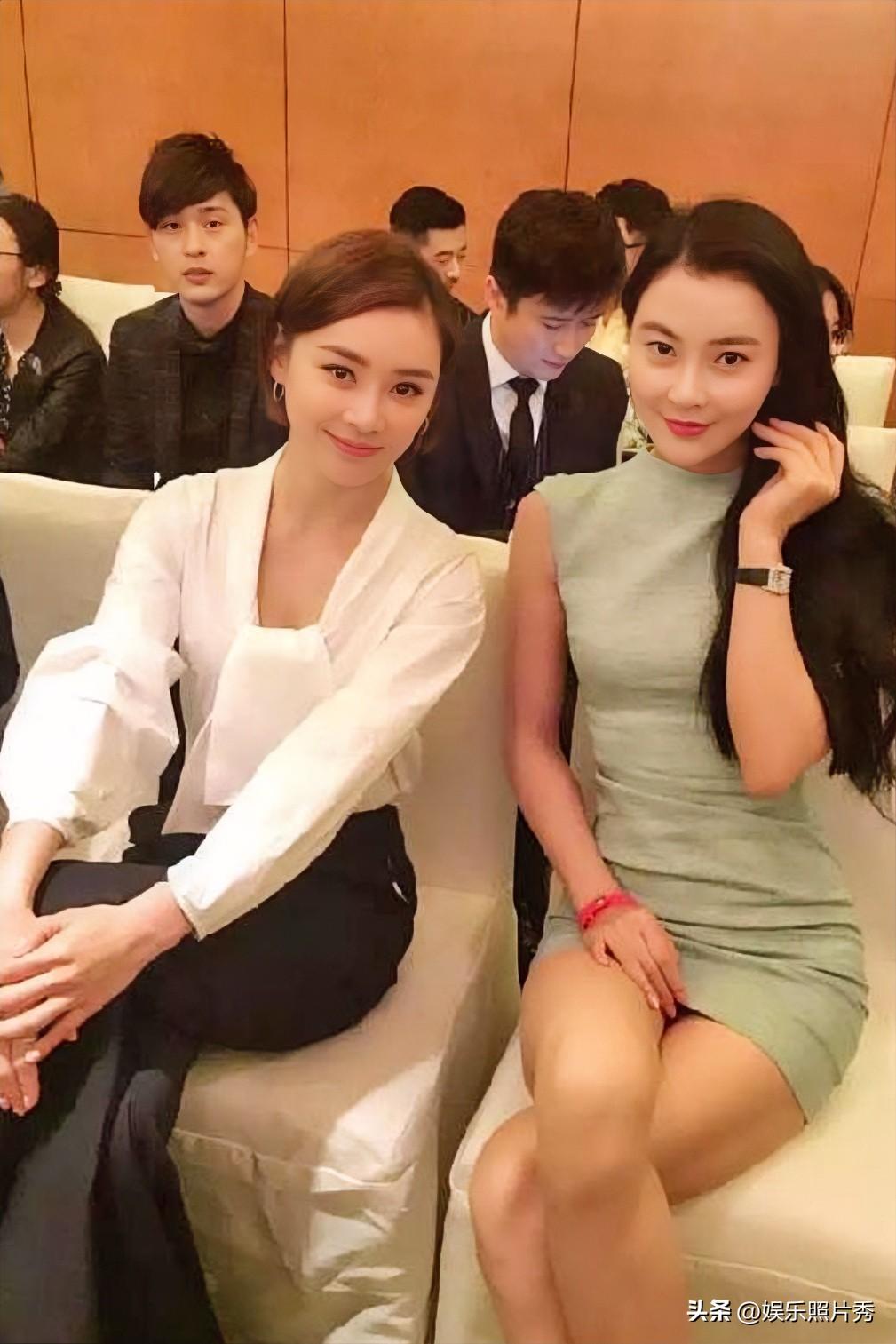 这俩人坐一块，“底子”气质差太多了！袁姗姗输的“彻头彻尾”！

左边的袁姗姗，白