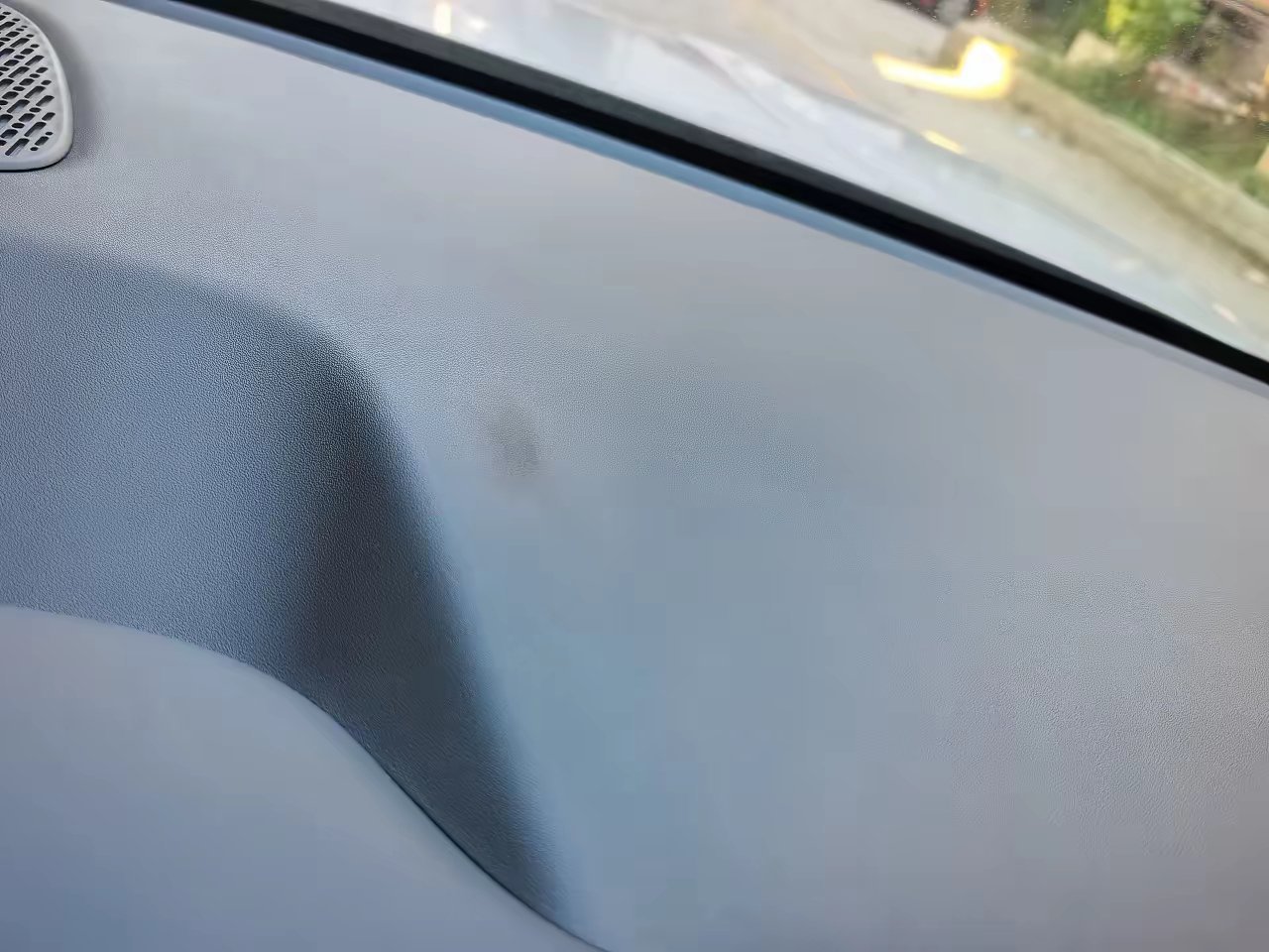 新买的第三代元PLUS，才开了不到一周，就用湿毛巾擦了擦仪表台的灰，居然像掉漆了