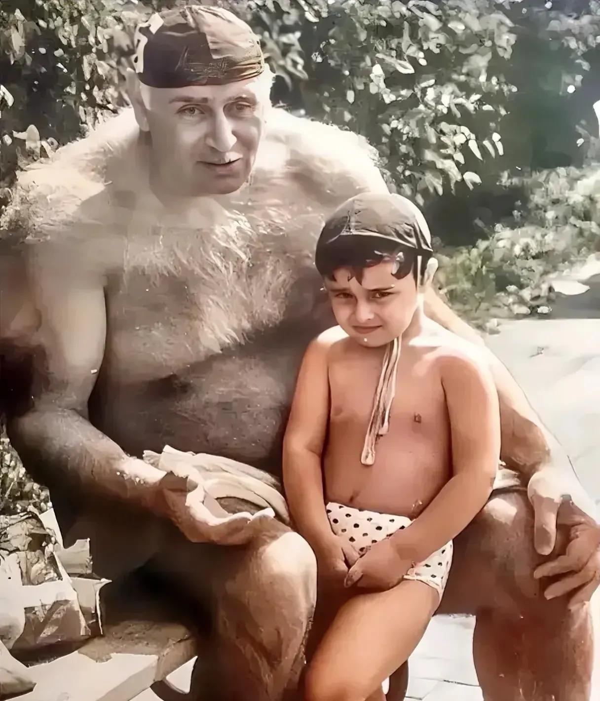 这个看上去像银背大猩猩的男子，是90年代前苏联的退役水球运动员，刚刚结束游泳，抱
