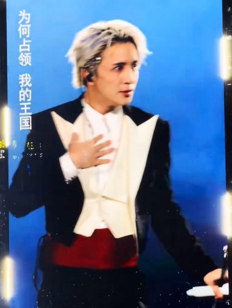 薛之谦演唱会的行为艺术薛之谦演唱会场场出洋相，突然感觉我比他抑郁，看完突然释怀，