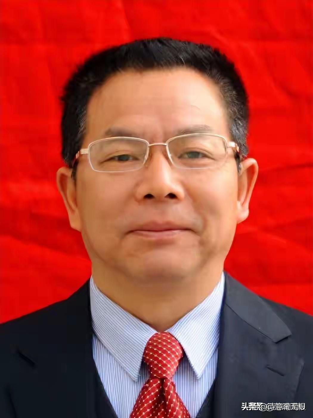 在三尺讲台上站了整整41个春秋，从19岁师范毕业的青涩教师，到盐亭中学的校长，杜