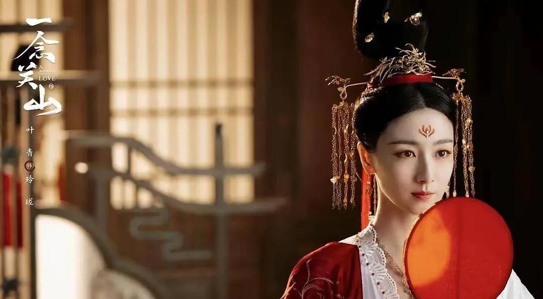 看来娱乐圈想红也是一门玄学啊！

她是学舞蹈的淡颜系美女，演技也很不错，很早就和