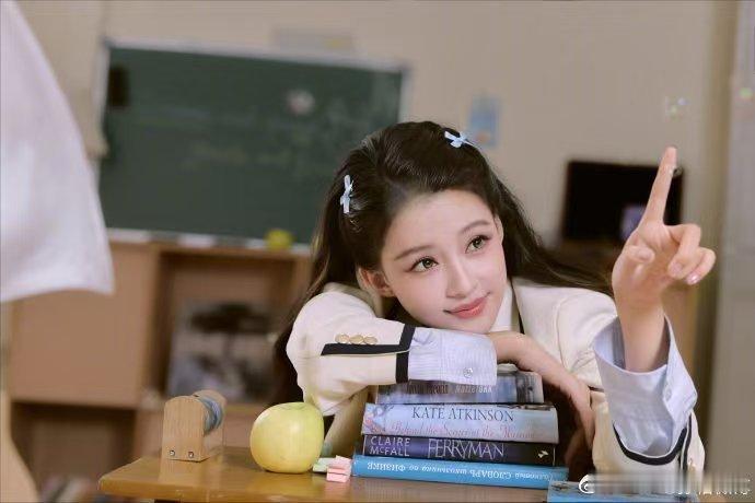 孙怡青苹果味亲亲乘风2026谁被孙怡的校园造型狠狠拿捏住了！微卷发配上干净制服，