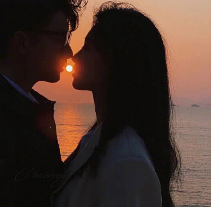 结婚最好的状态是：“村里有家，城里有房，车子会开，余额够花，孩子不一定成才，但要