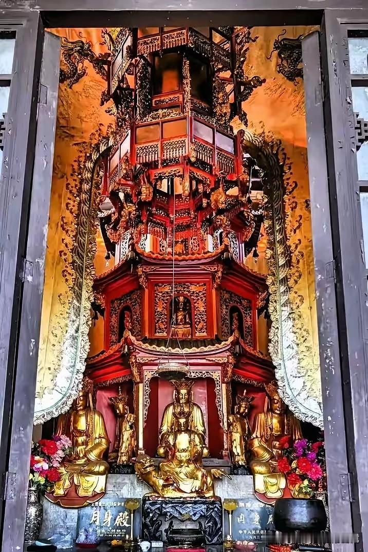 《不祈》
不必刻意许愿
站在塔前
凝视那盏长明之灯
忽然间
接住“众生度尽，方证