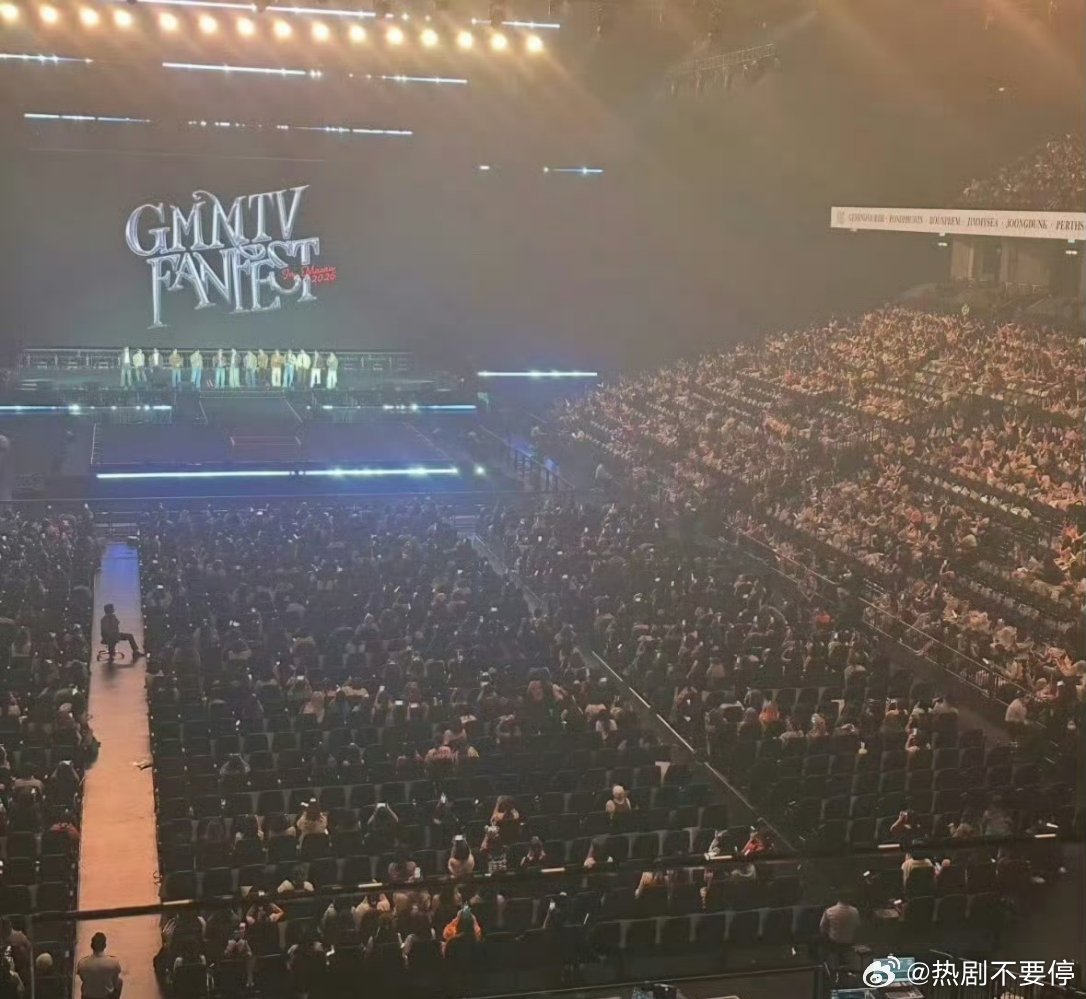 gmm澳门演唱会内场坐了一半客观说一句…这样其实已经超过预期了内场只稀稀拉拉坐了
