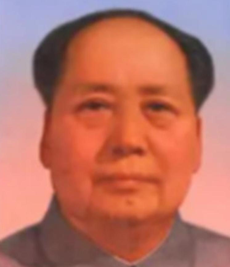 1950年，铁匠朱其升看到家家户户都挂上了毛主席头像，他越看这个人越眼熟，于是偷