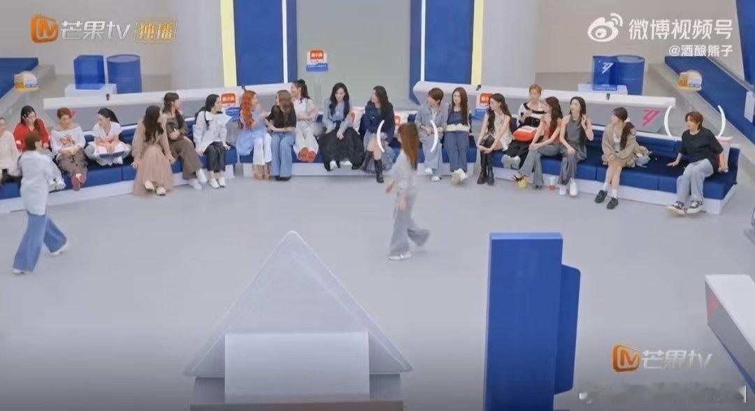 王濛说李小冉就治我乘风2026谁懂啊！李小冉热心肠上线，王濛拦到崩溃，太好笑了 