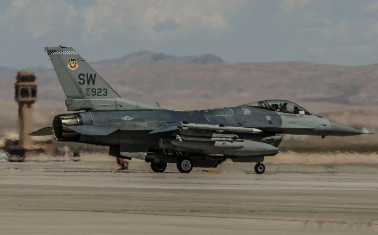 美国空军将替换F-16老化的计算机大脑目前，美国空军已启动招标事项，寻找其F-1