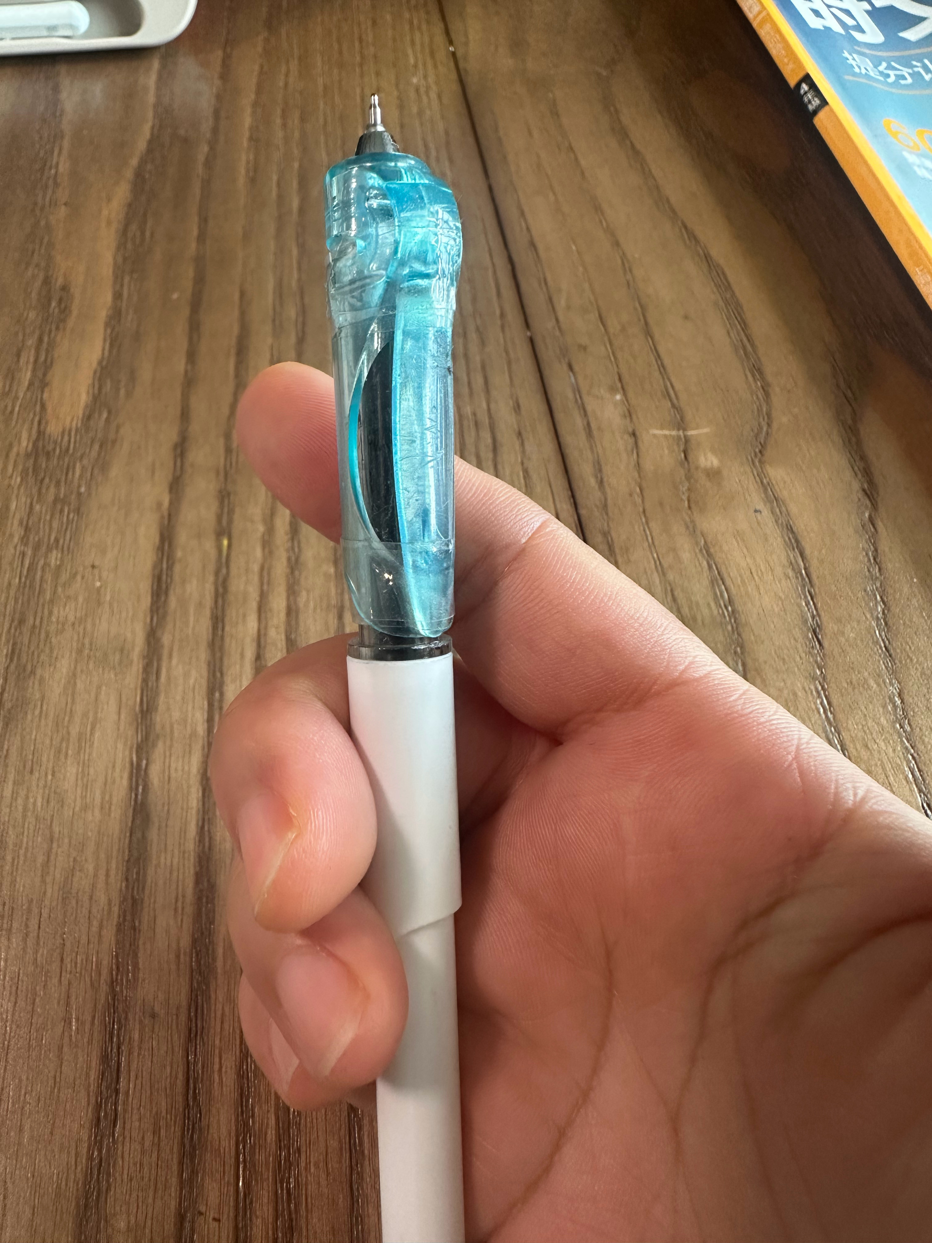 我都无语了，一时间我竟然不知道哪边是头。这也太难用了。小孩子怎么能改装出这种笔