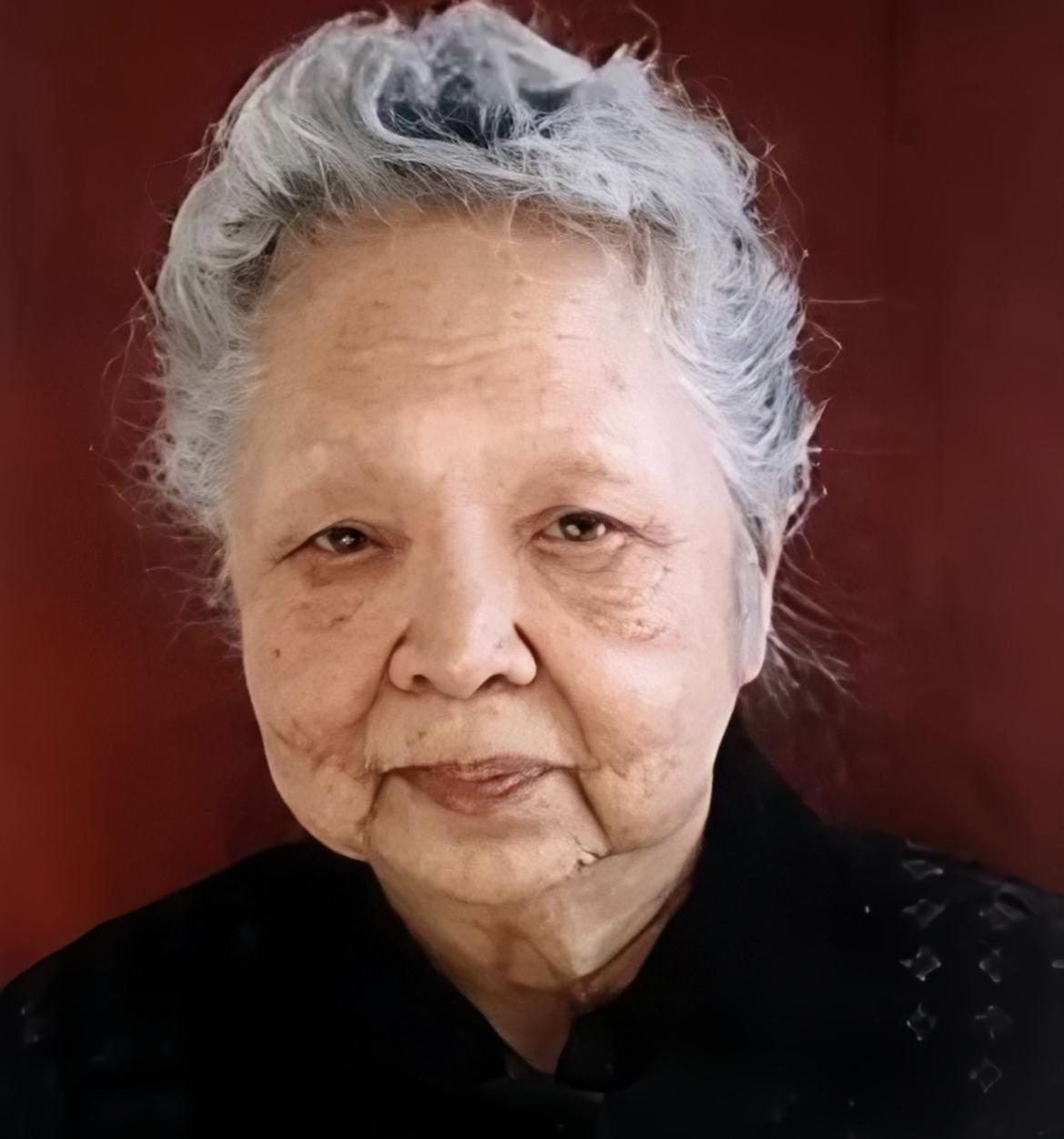 1957年，美国一位华人女性回国，在过安检时被海关私吞了6800美金，而女人表面