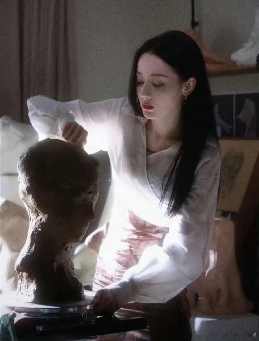 聂九罗这角色是为迪丽热巴量身打造的吧！白天是眼里有柔光的艺术家，晚上变身生人勿近