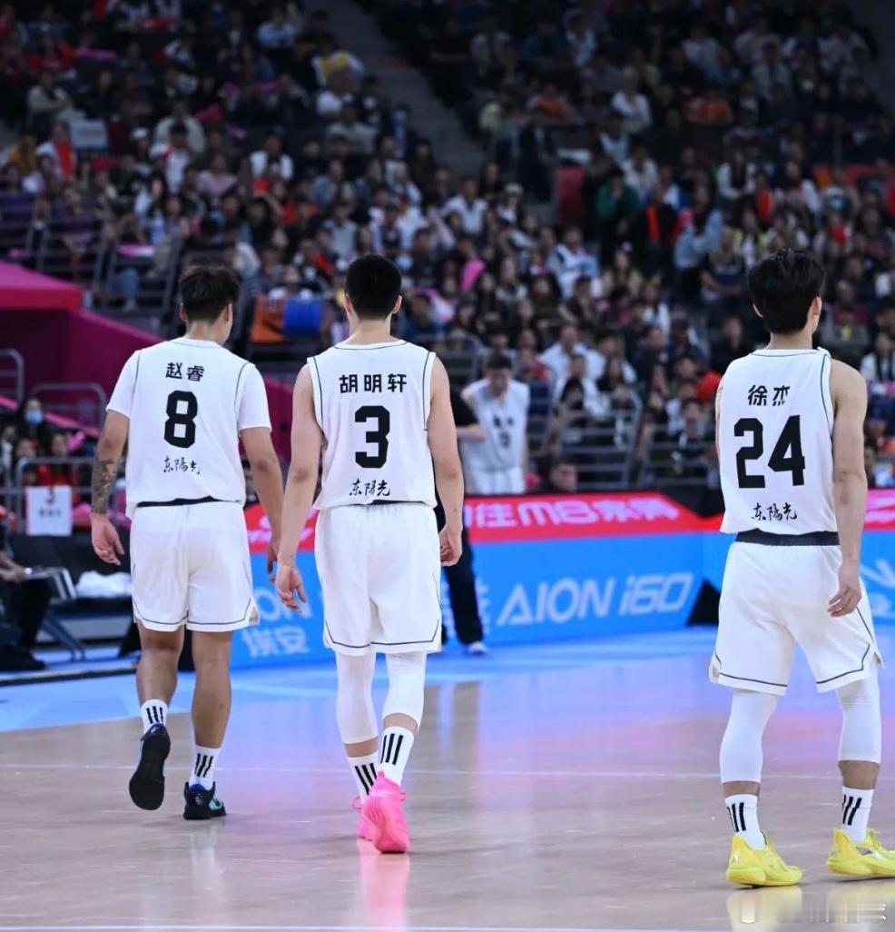 时间过得真快呀，一转眼就到了决赛日，希望故事的结尾能画上一个完美的句号，广东队必