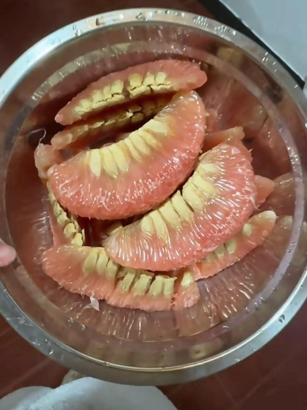 这是什么品种的柚子？

怎么还有牙？

谁的牙落这了？

不过还挺好吃的，酸甜可