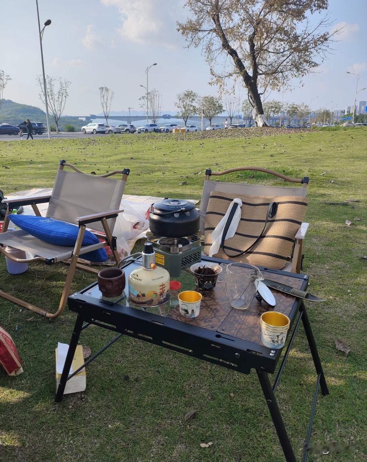 去年跟风买的帐篷、天幕、月亮椅，再不用都快发霉了。今年高低得找几个周末，约上朋友
