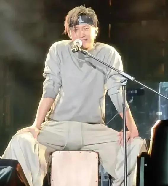 谢霆锋澳门演唱会露点！近日在澳门美狮锋味摇滚美食节现场的谢霆锋在演出是不小心意外