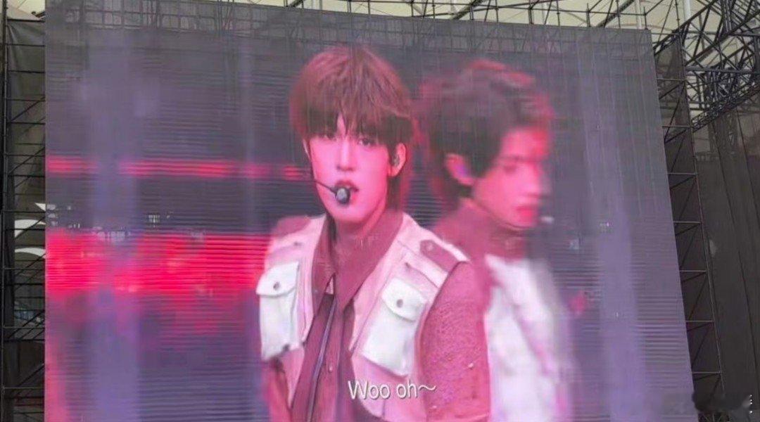 张泽禹 战损小狗张泽禹这“战损小狗”形象绝啦，舞台上轻松从可爱切换到帅气。每一次