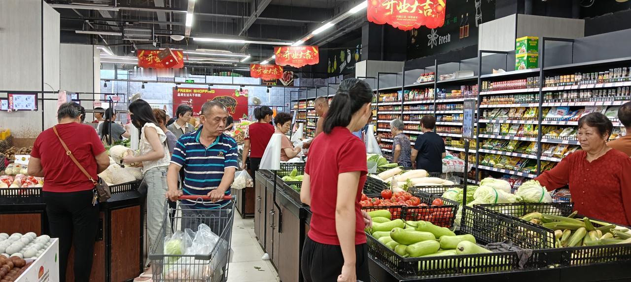 在一个陌生的城市里偶遇自己的老乡很感慨意外。今天，我在菜市场里买海鲜的时候，遇到