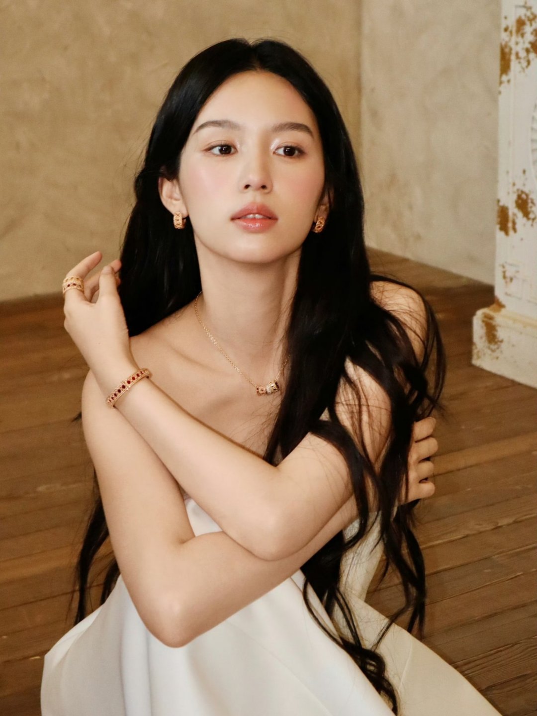 周也疑似分手 “黑脸女神”周也工作室把账号昵称改成了“黄金单身女汉”，网友猜测姐