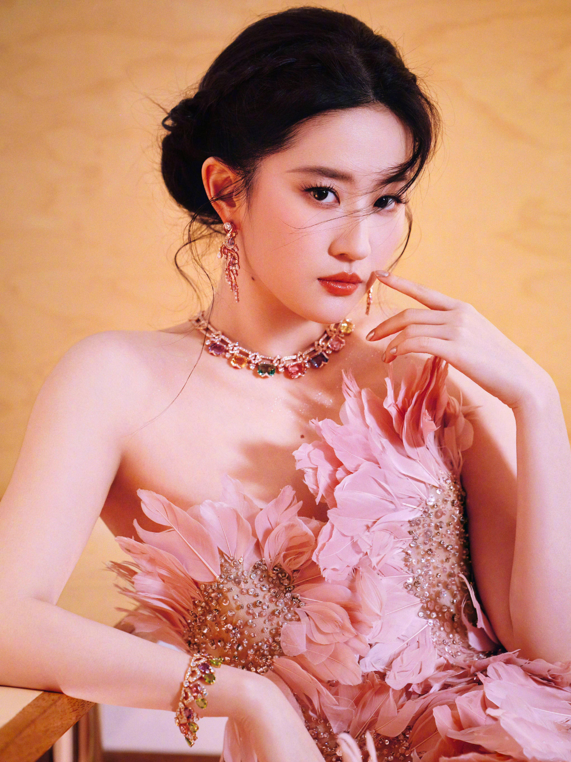 关于《玫瑰丛生》的演员，我觉得把王子文换成刘亦菲，一切问题迎刃而解！❶女主角李晓