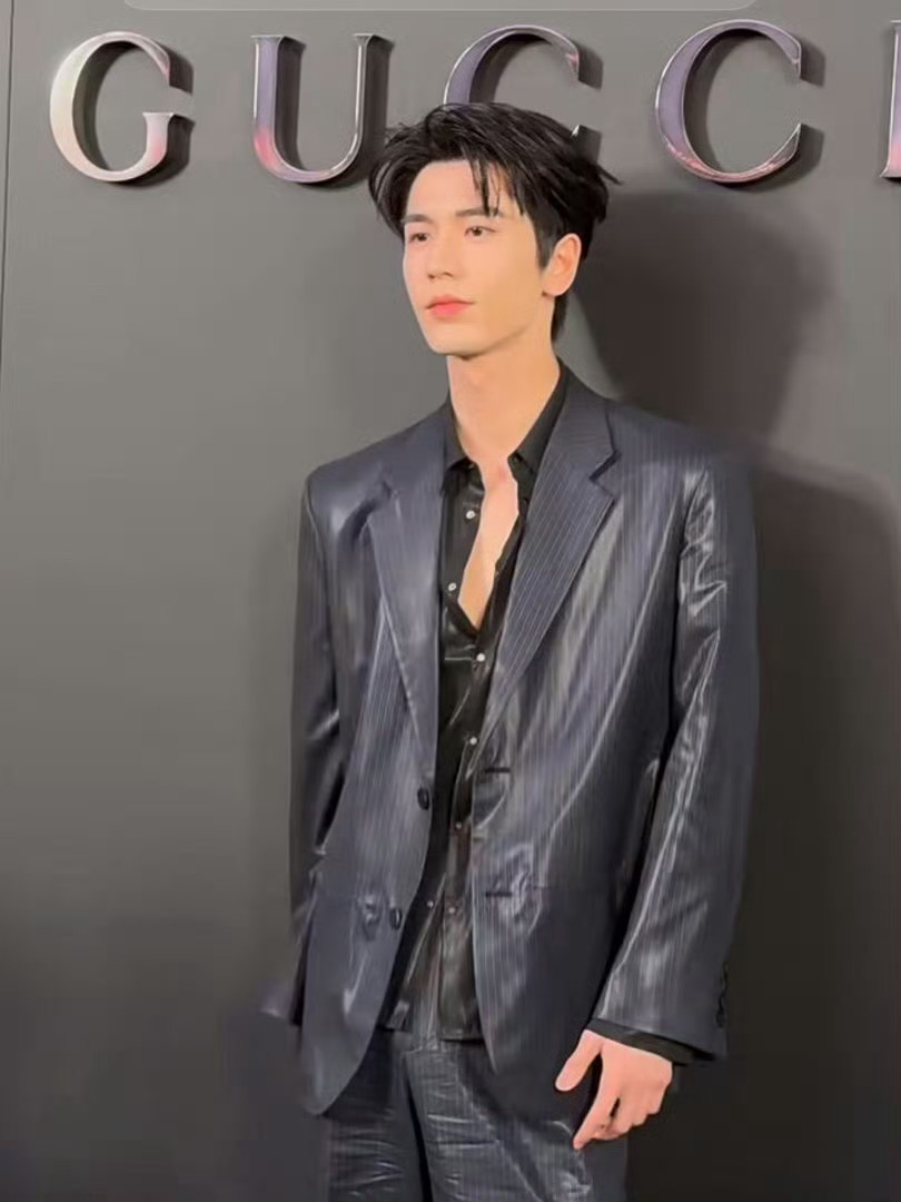 张凌赫Gucci大秀条纹西服张凌赫隐隐可见的胸肌 张凌赫古驰大秀生图！！！ 