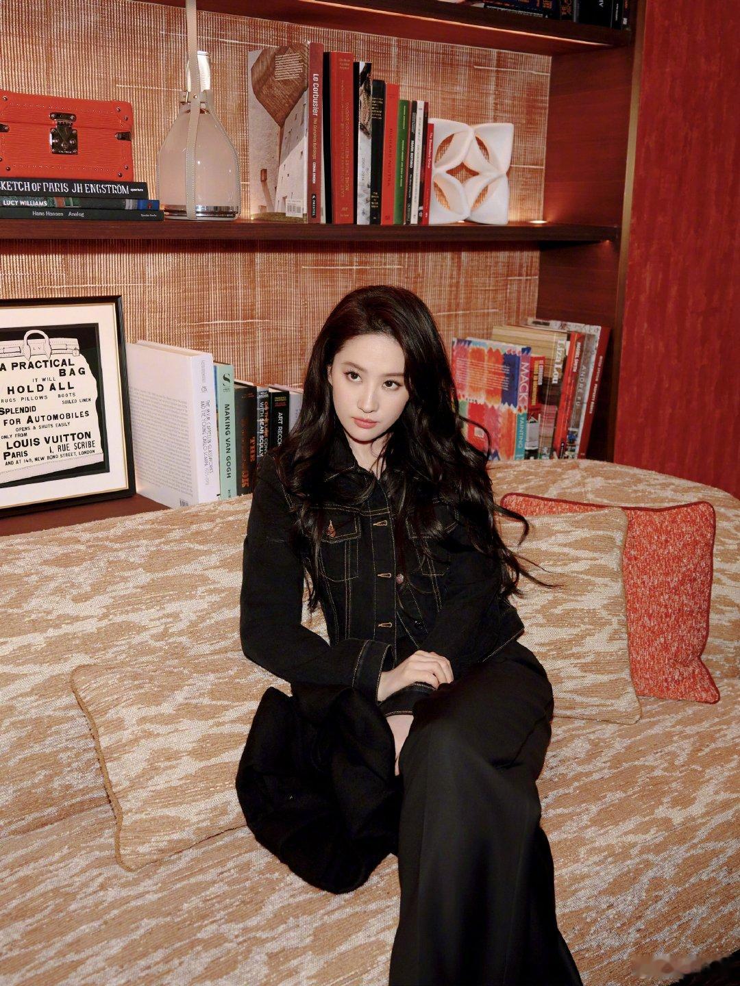 刘亦菲三里屯打卡十二宫格 刘亦菲打卡十二宫格 刘亦菲三里屯打卡十二宫格 