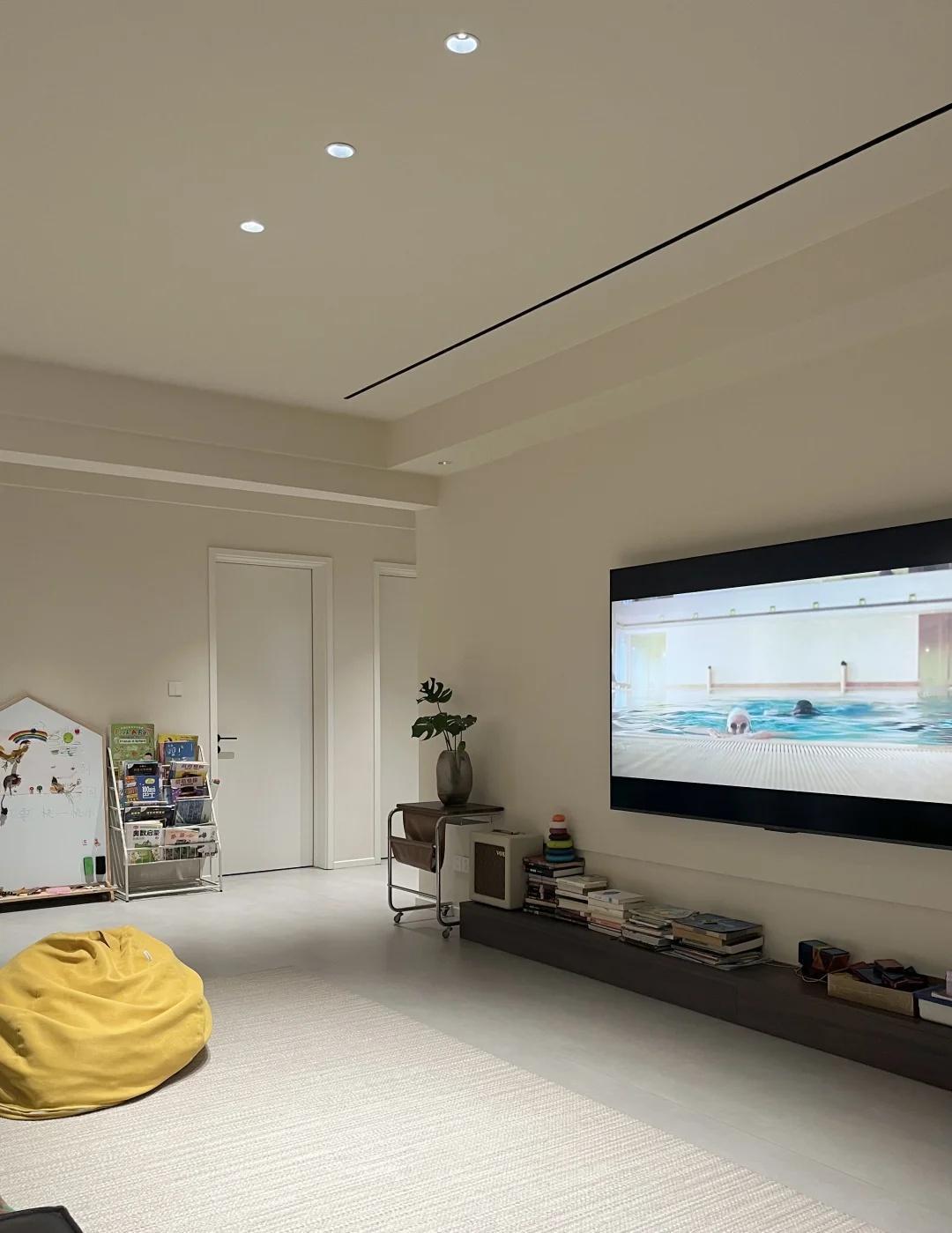 白天东奔西走 晚上只想早点回家
下课后去面馆吃一碗热腾的面再散步回家
咳嗽厉害 