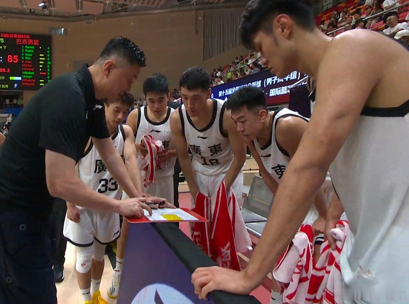 杨溢18分10助攻8篮板收获准三双，锋线王浩然也拿了20分左右，俩大腿打完感觉快