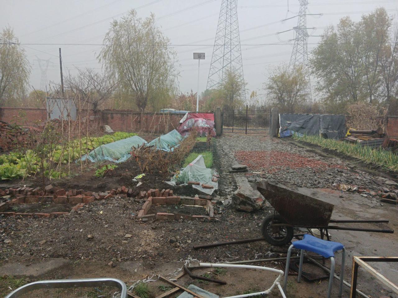 下雨了，农家小院儿的建设者可以在热炕头上雨休了。
听着雨声，看着窗外的秋色，偶尔