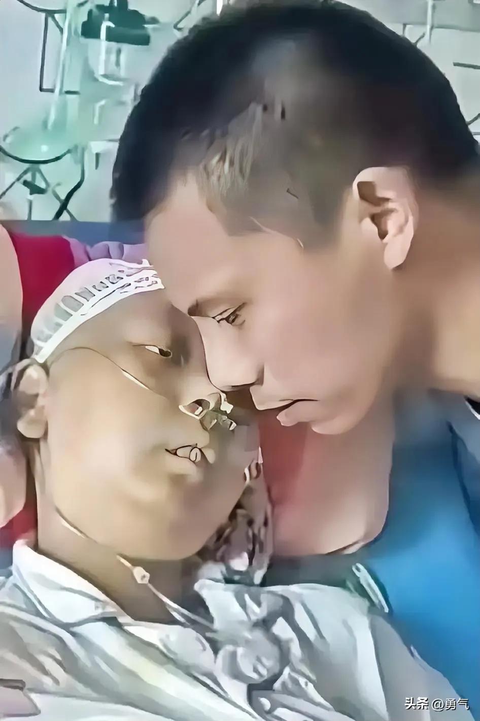 河南这一幕，看得人痛到窒息。
 
女儿病危之际，拼尽最后力气把父亲叫到床边，气息