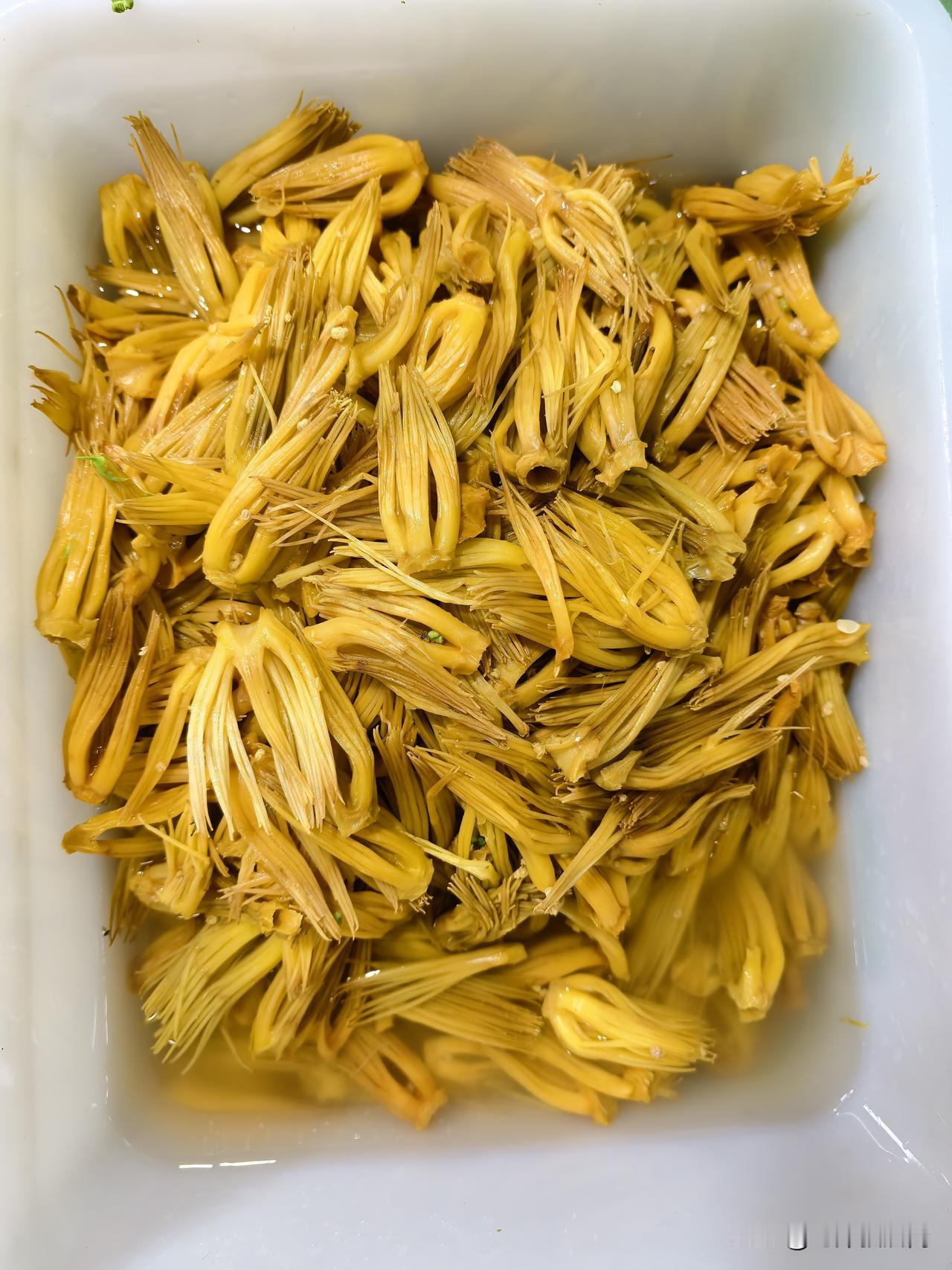 又到了云南人“吃春”的季节
此时北方还在春寒料峭，甚至冰天雪地哈，我家大云南已