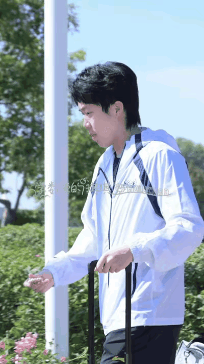 王队第一次上训，白的发光，怎么感觉洛杉矶的太阳这么热烈呢，照的人睁不开眼睛。
楚