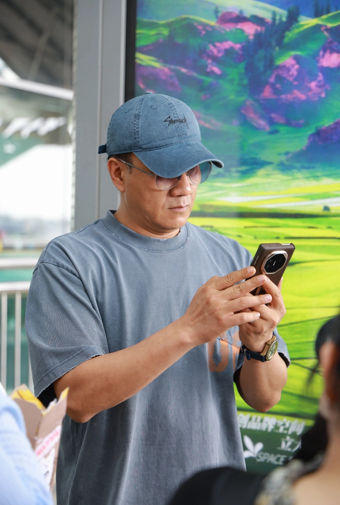 给谁发信息呢大爷也有双下巴了呀～ 