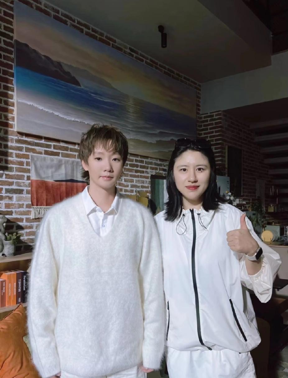 王曼昱真的好乖好萌呀！看这张和九阳豆浆联合创始人的合照，穿着温柔的白色毛衣，整个