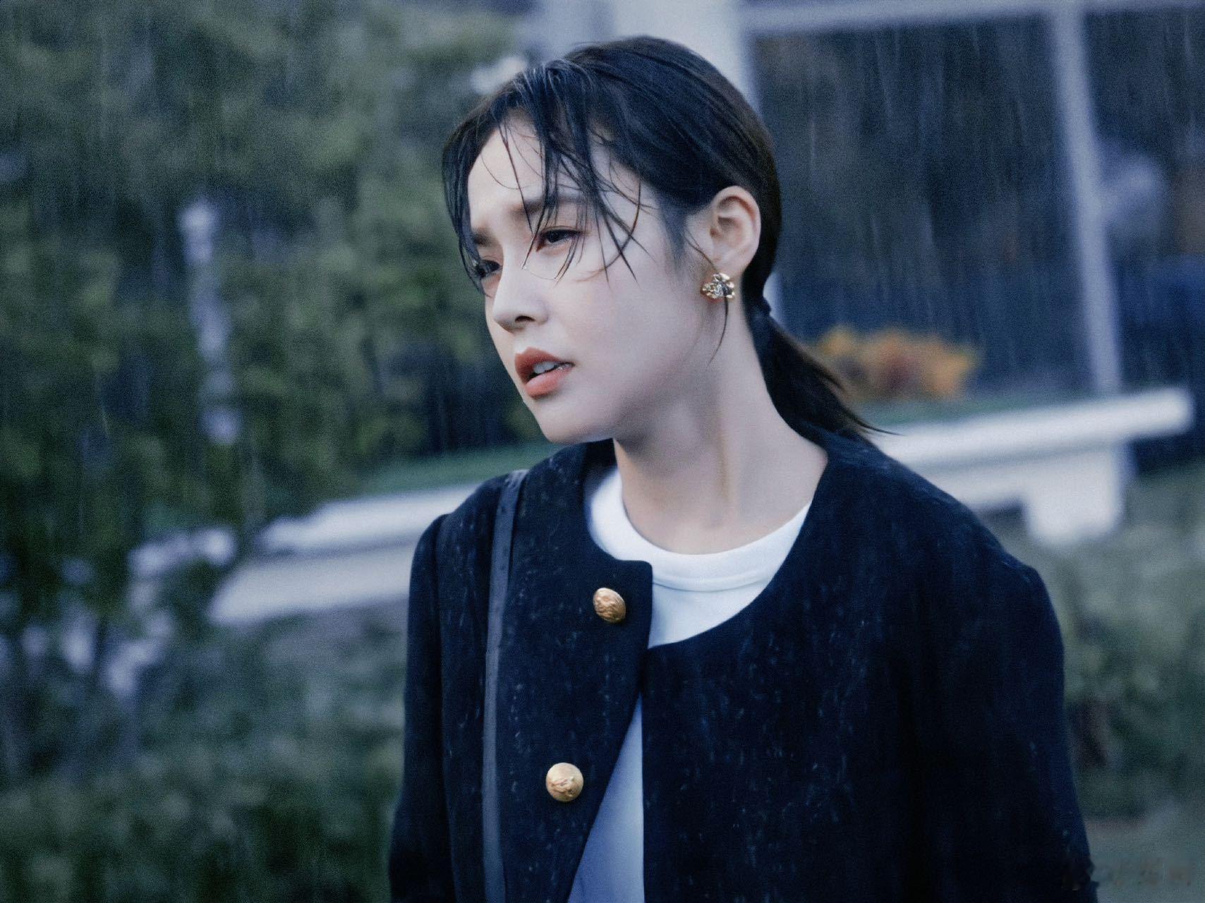 她在表演中的每一个细节都传递着丰富的内涵，仿佛在说：“别相信表面。”张佳宁用她精